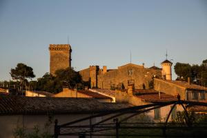 a view of a city with a castle in the background at Chambres d'hôtes L'Ecrit Vin in Rustiques