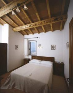 A bed or beds in a room at Il Poggio Delle Ginestre