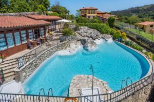 Πισίνα στο ή κοντά στο Apartamentos La Casona De Vidiago +36 φωτογραφίες