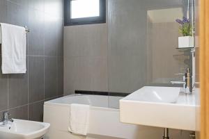 Koupelna v ubytování Pena I by An Island Apart + 13 fotografií