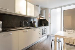 Kuchyň nebo kuchyňský kout v ubytování Pena I by An Island Apart