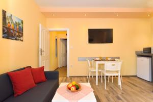una sala de estar con un sofá y una mesa en Central studio #3, en Burgas