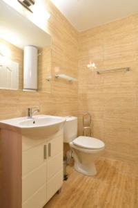 Un baño con un lavabo blanco y un inodoro. en Central studio #3, en Burgas