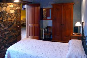 En eller flere senge i et værelse på Casa Rural El Hondillo