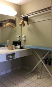 a kitchen with a counter and a sink in a room at Stratford House Inn and Suites Temple in Temple