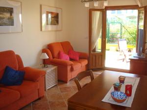 アヤモンテにあるApartamento Alimar Costa Esuriのリビングルーム(オレンジの椅子2脚、テーブル付)