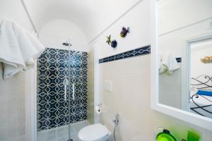 La salle de bains est pourvue d'une douche, de toilettes et d'un lavabo. dans l'établissement Exclusive Apartments Positano, à Positano
