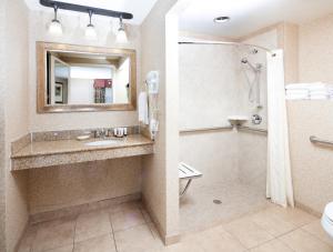 y baño con lavabo, ducha y aseo. en Red Lion Inn & Suites Missoula, en Missoula