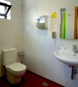 uma casa de banho com um WC e um lavatório em Albergue Montes de Anaga em El Bailadero