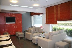 TV a/nebo společenská místnost v ubytování Hotel Des Roses + 17 fotografií