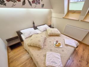 una camera da letto con un letto e un piatto di frutta di VisitZakopane - Flower Apartment a Zakopane