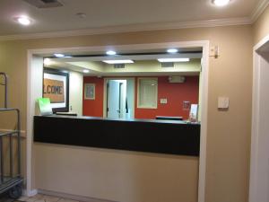 um reflexo de um balcão de recepção num quarto de hospital em Extended Stay America Suites - Los Angeles - Monrovia em Monrovia