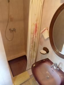 y baño con ducha y lavamanos. en "Le Pigeonnier" chambre d'hôte, en Piégros-la-Clastre