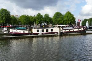 dois barcos ancorados numa doca num rio em MPS Waterland Amsterdam em Amsterdã