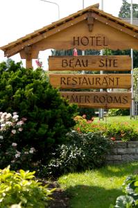 ein Schild, das das hoteleigene Restaurant mit seinen Zimmern liest in der Unterkunft Hotel Beausite Budget in Interlaken