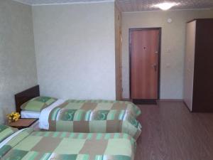 מיטה או מיטות בחדר ב-Guest House on Festivalnaya