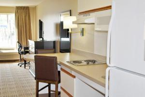 uma cozinha com um balcão e uma mesa com cadeiras em Extended Stay America Suites - Orange County - Cypress em Cypress