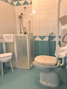 ein Bad mit einem WC und einer Dusche in der Unterkunft Hotel Scala Greca in Syrakus