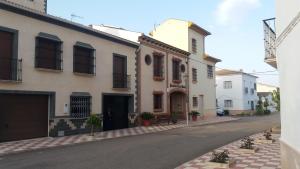 una calle vacía con un edificio a un lado de la carretera en Posada Ana Ponce en Sierra de Yeguas