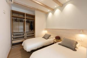 1 dormitorio con 2 camas y armario en Ganexa Home, en Zarautz