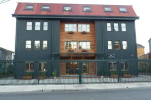 瓦尔迪维亚Edificio Guadalauquen的一座前面有围栏的大楼