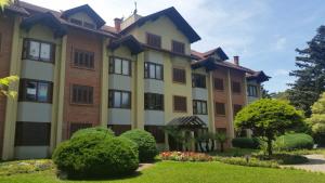 eine Außenansicht eines Gebäudes mit einem Hof in der Unterkunft Apartamento Monte Bianco in Gramado