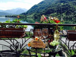 tavolo con bicchieri da vino e vista sul lago di Villa Marilena con accesso diretto al lago a Ranzanico