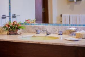 a bathroom counter with a sink and a mirror at Hotel Posada Loma in Fortín de las Flores +21 photos