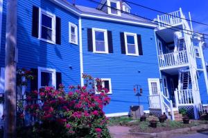 une maison bleue avec des fleurs devant elle dans l'établissement Stepping Stone Inn, à Salem