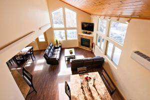 an overhead view of a living room with furniture and windows at Mein Haus Bed & Breakfast in Avon