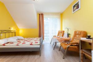 1 dormitorio con 1 cama, mesa y sillas en Villa Ula, en Pobierowo