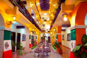 מסעדה או מקום אחר לאכול בו ב-Hotel del Carmen, en el Centro- DESAYUNO Incluido !