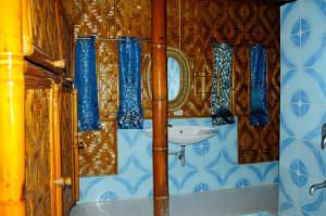 Bathroom sa The Coral Blue Oriental Beach Villas and Suites
