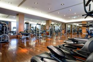 un gimnasio con muchas cintas de correr y máquinas en Queena Plaza Hotel en Yongkang