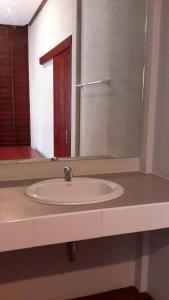 y baño con lavabo y espejo. en Tubtim Resort en Ko Samed