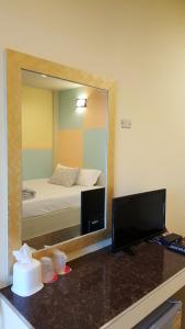 เตียงในห้องที่ Juntima Place at Amphawa