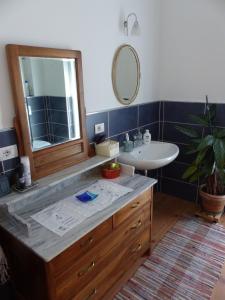 un bagno con lavandino e specchio di Casa Clima Tandem a Denno