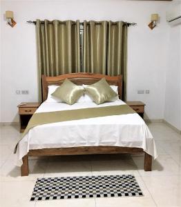- une chambre avec un grand lit et un rideau dans l'établissement Korrine's Cottage HORIZON, à Beau Vallon
