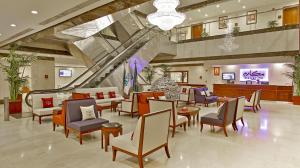 Um restaurante ou outro lugar para comer em Makarem Al Bait Al Azizia Hotel