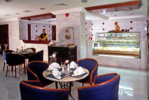 Un restaurante o sitio para comer en Elaf Ajyad Hotel Makkah