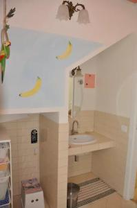 フィレンツェにあるAnbaのバスルーム(シンク、天井にバナナ2つ付)