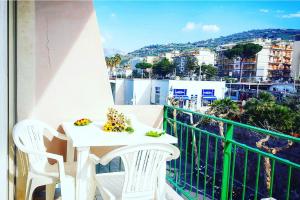 una mesa blanca y sillas en un balcón con vistas en Estate4home - Casa Pina, en Sorrento