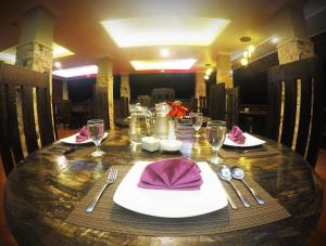 ein Tisch mit Servietten und Besteck darüber in der Unterkunft Sinar Rinjani Cottage & Restaurant in Senaru