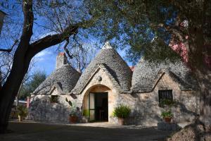 a small stone building with a pointed roof at B&B Masseria del Marchese in Castellana Grotte