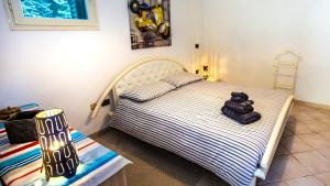 Un dormitorio con una cama con un osito de peluche. en Casa vacanze Letto & Latte en Taranto