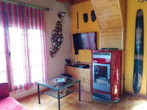 a living room with a coke machine and a table at Suite Love in Gilgarcía