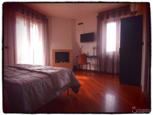 カヴァイオーン・ヴェロネーゼにあるB&B Susannaのベッドルーム1室(ベッド1台、大きな窓付)