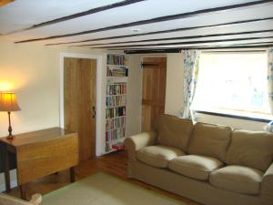 un soggiorno con un divano e una finestra di Ceiros Cottage a Llangammarch Wells