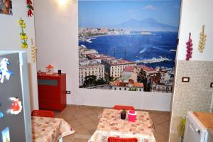 una habitación con una mesa con una foto en la pared en Napoli Station B&B, en Nápoles