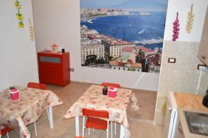 ナポリにあるナポリ ステーション B＆Bの壁画が飾られたテーブル2台のレストラン